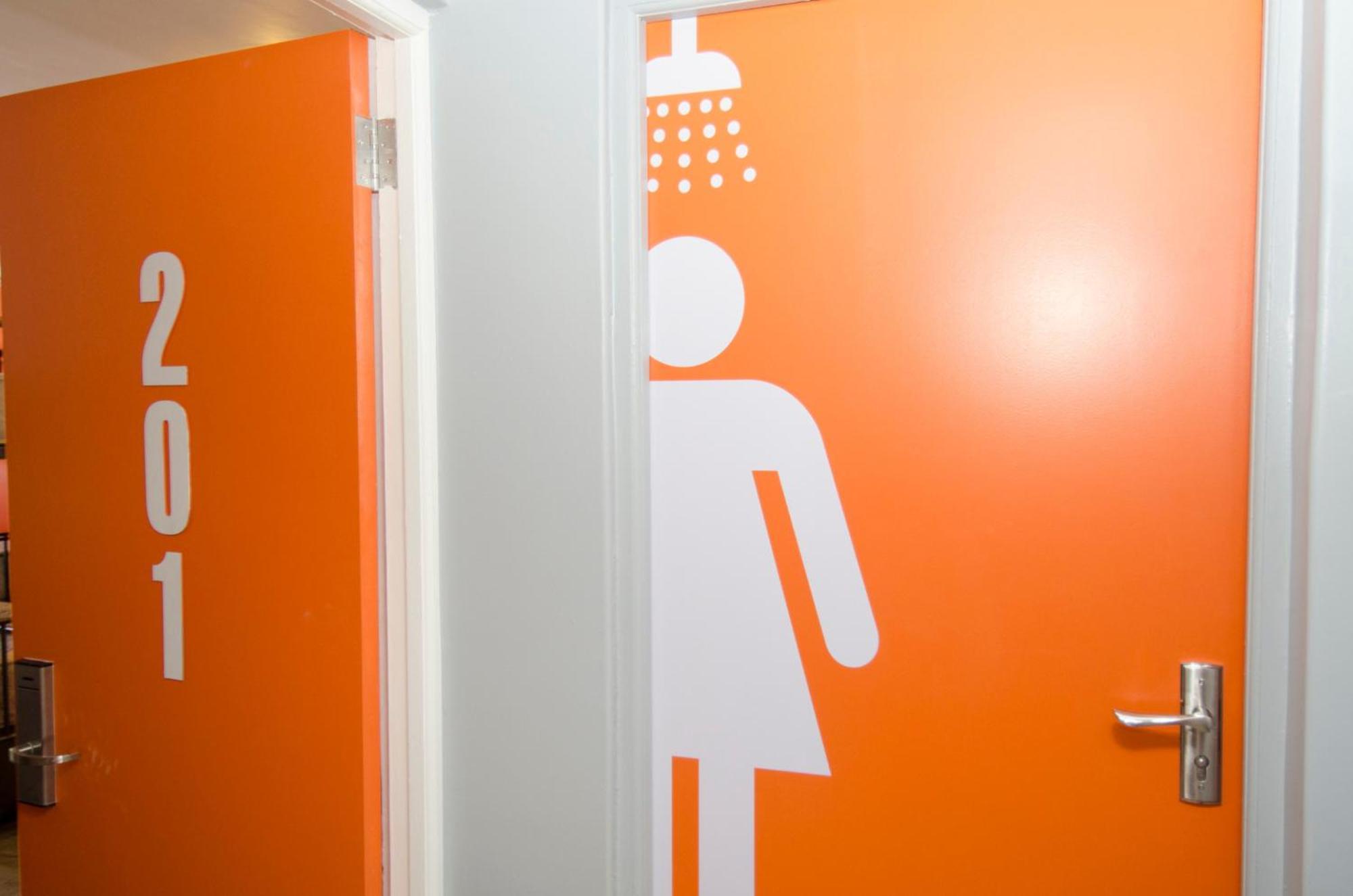 Never At Home Green Point Kapstaden Værelse billede A shower room in a hostel